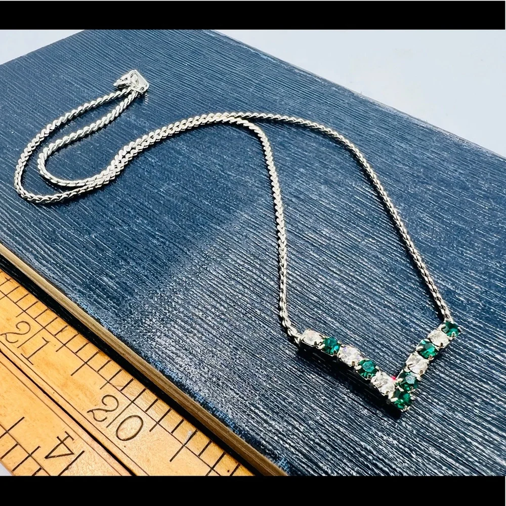 Vintage emerald green & clear rhinestone necklace silver chain 16”